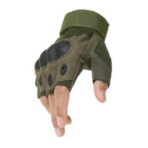 Gant militaire tactique mitaine. Les gant sont verts et ont des protections sur le dessus de la main. L'image est sur fond blanc.